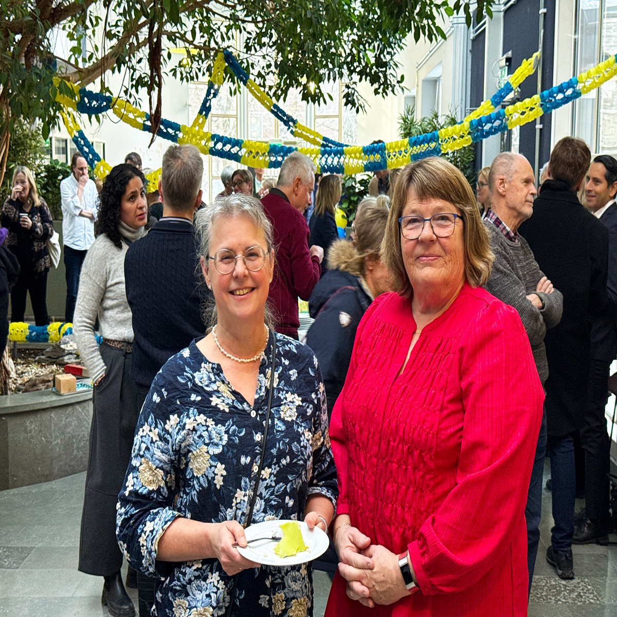 Marie-Louise Olsson och Anna Grimby-Ekman ler mot kameran vid invigningen av forskningscentrumet UGOT-ReWork i Göteborg.